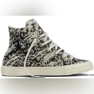 LIKE NEW Converse Black and White Patterned Sneakers